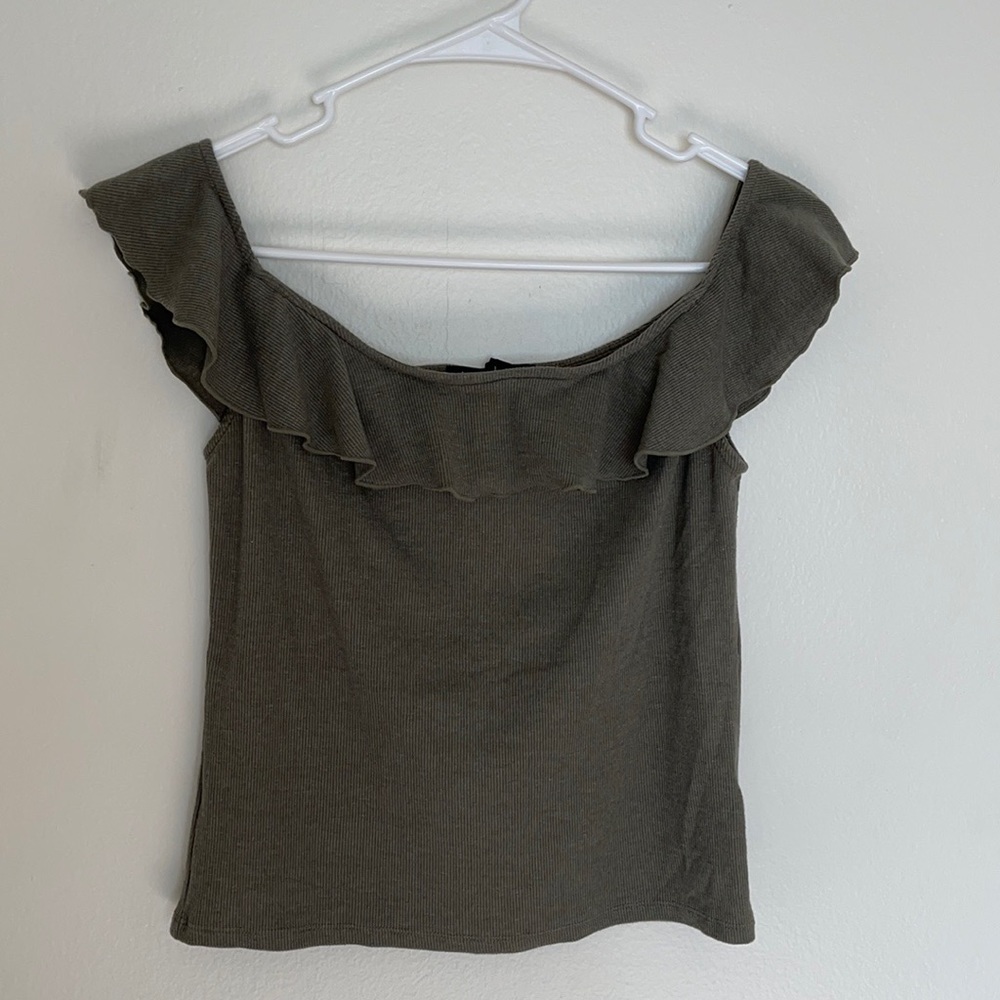 Green ruffle top - Picture 2 of 7
